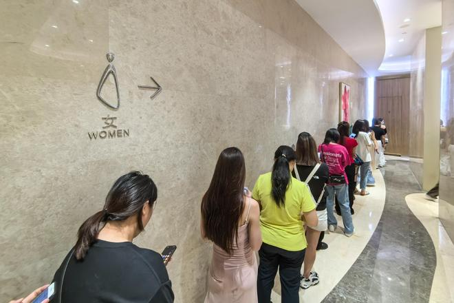新华视点如何破解“女厕排队之困”？(图1)