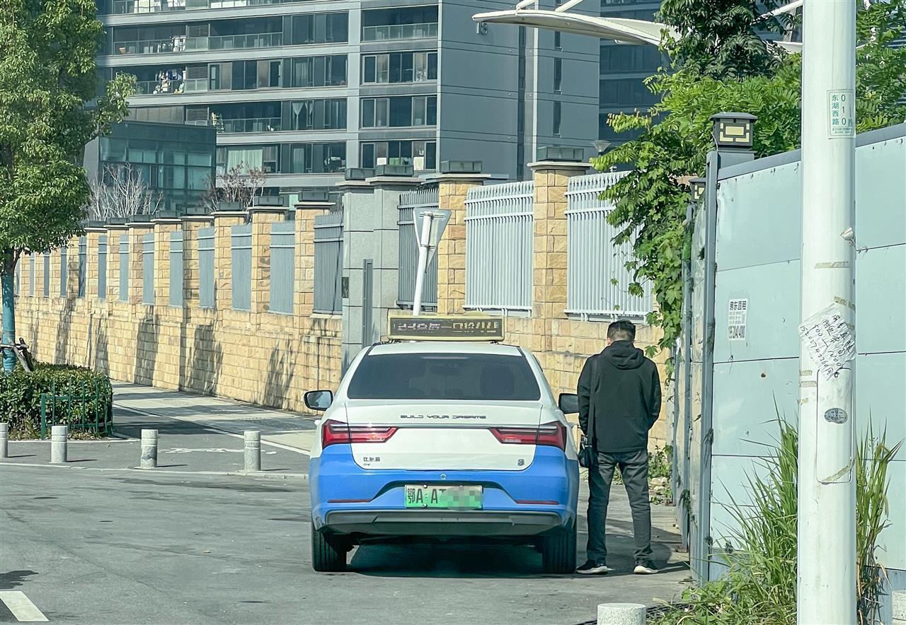 东湖西路400米路段尿渍刺鼻10分钟内两人路边小便(图2)