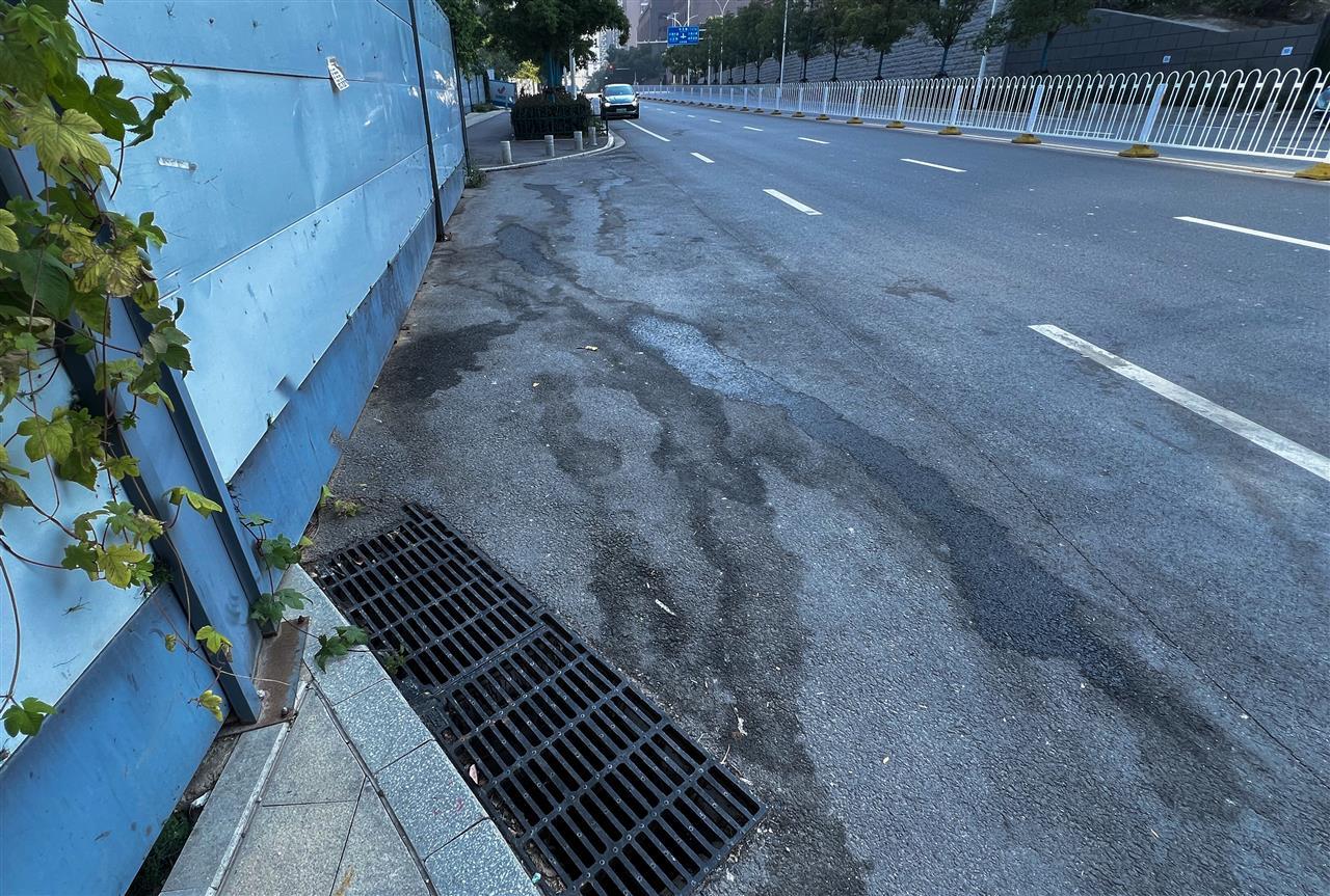 东湖西路400米路段尿渍刺鼻10分钟内两人路边小便(图1)