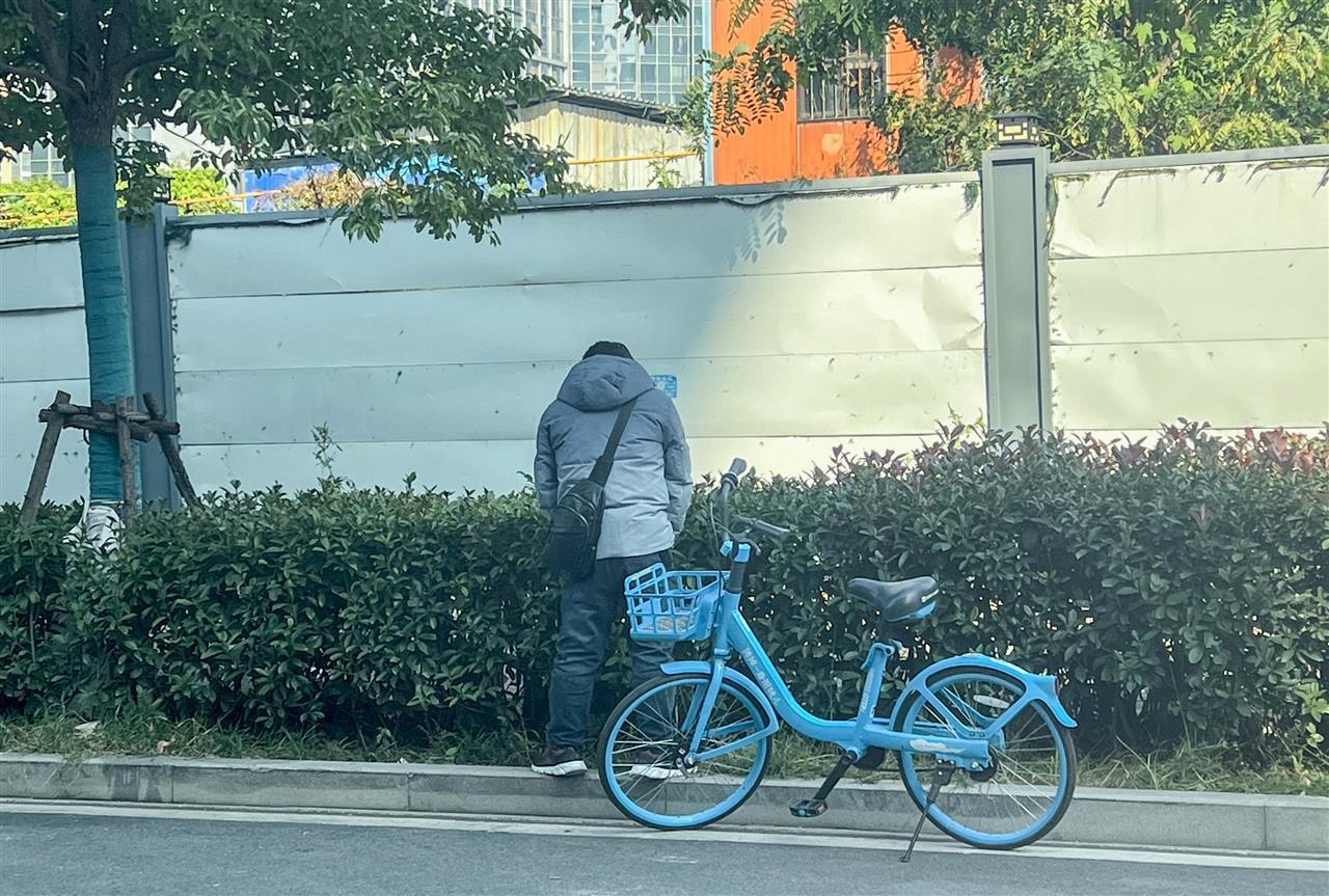 武汉一400米路段尿渍刺鼻10分钟内两人路边小便(图3)