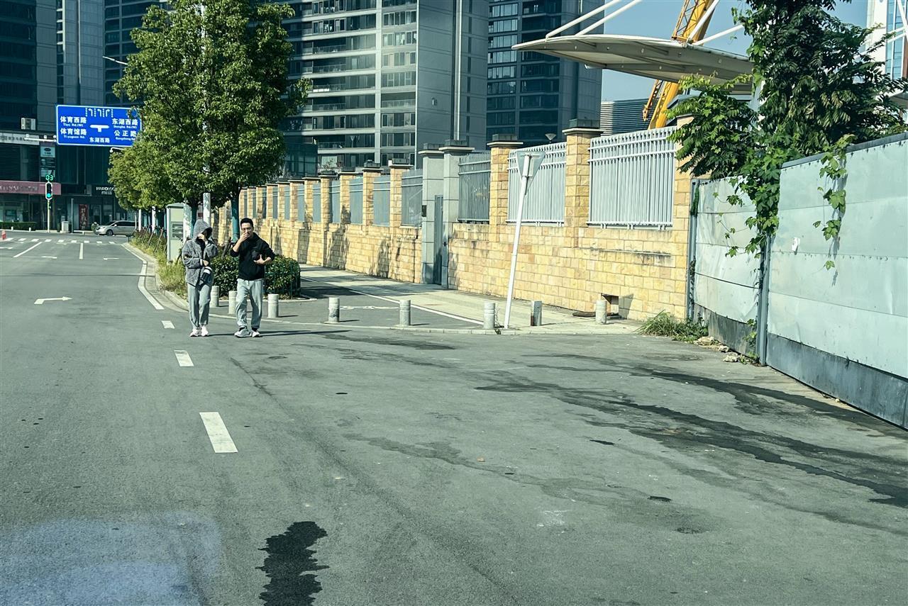 武汉一400米路段尿渍刺鼻10分钟内两人路边小便(图4)