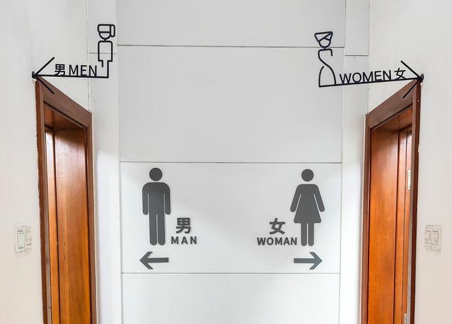 Kaiyun体育网站：焦点｜如厕先“猜”男女公厕标识抽象化为哪般？(图3)