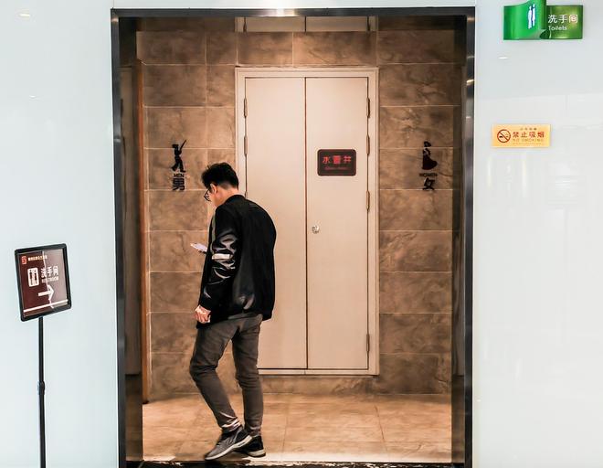 Kaiyun体育网站：焦点｜如厕先“猜”男女公厕标识抽象化为哪般？(图4)