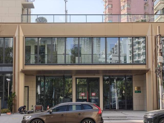 Kaiyun（中国体育）：小区大门门头上建了三个厕所中铁·峯汇里业主傻眼：效果图上不长这样！(图2)