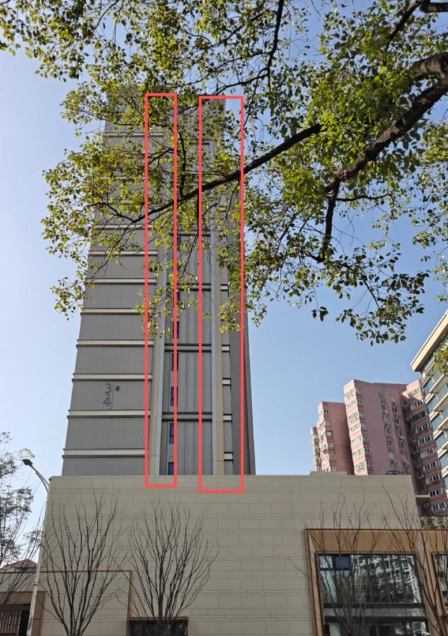 Kaiyun（中国体育）：小区大门门头上建了三个厕所中铁·峯汇里业主傻眼：效果图上不长这样！(图5)