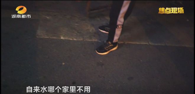 Kaiyun(中国体育):公厕自来水洗菜?长沙一麻辣烫摊被曝光多地曾曝类似事件(图5)