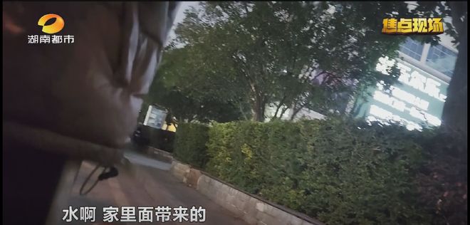 Kaiyun(中国体育):公厕自来水洗菜?长沙一麻辣烫摊被曝光多地曾曝类似事件(图4)