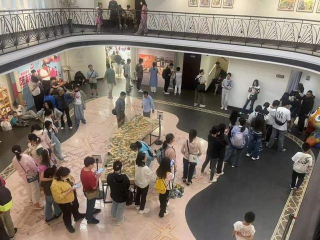 武康路一厕所终于不再排队超45分钟！徐汇推“共享公厕”书店、菜场等“慷慨解囊”但也遇到点烦恼(图1)