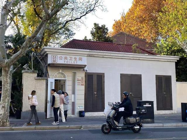 武康路一厕所终于不再排队超45分钟！徐汇推“共享公厕”书店、菜场等“慷慨解囊”但也遇到点烦恼(图3)