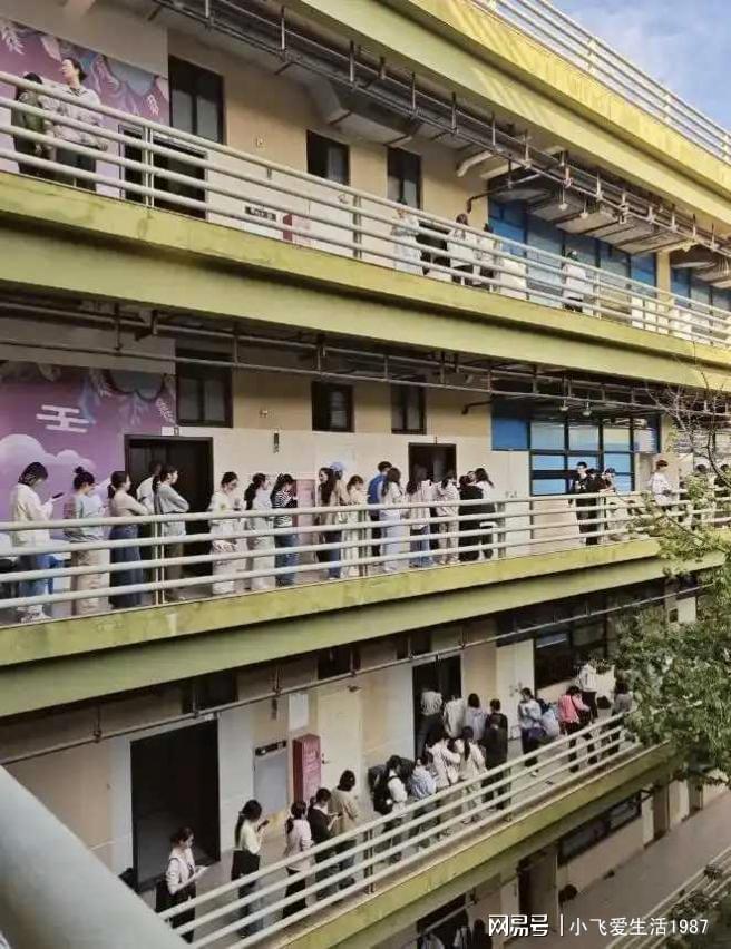 国考女厕所排队像“春运”?女生考公的难从厕所就开始了…(图1)