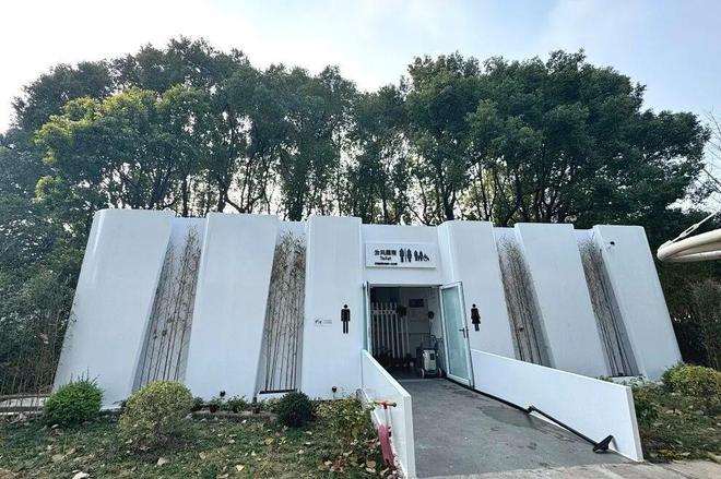 Kaiyun（中国体育）：杨浦这片绿意里藏着一座“会呼吸”的艺术公厕(图1)