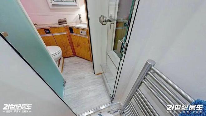 百万欧元的移动堡垒！540匹马力的六轮巨兽洲际探险房车XRS7400(图7)