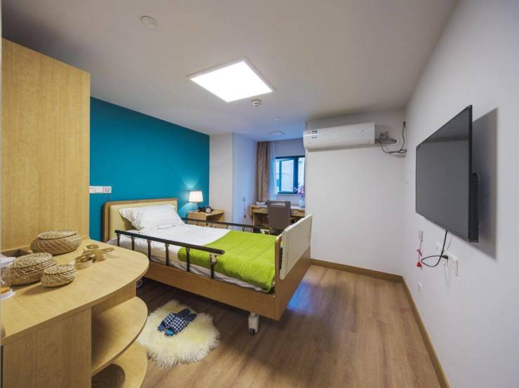 阿尔茨海默病老人易走失需专人看管居家照护难怎么办?向阳院长者公寓(中环店)24小时照护防走失更安心附收费标准与地址!(图1)