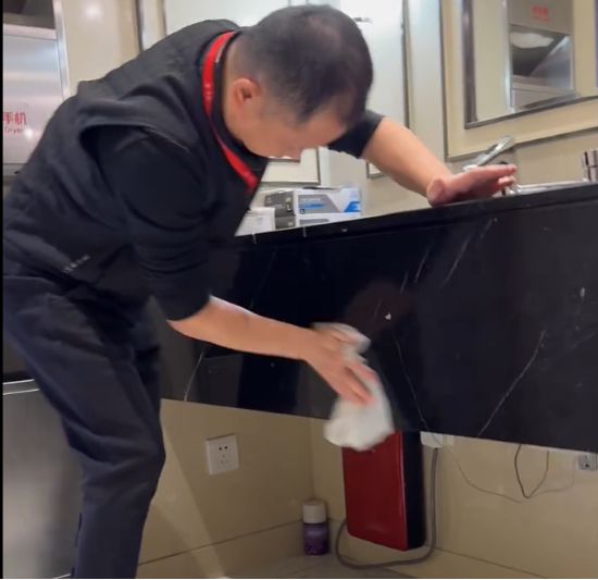 扫厕所是公司“最高权力”？华与华陷作秀争议拉黑多网友录音门仍未决(图1)