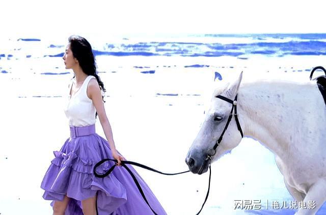 曝杨幂海边VOGUE封面！低饱和妆容加盘发多套妆造呈现不同风格(图2)