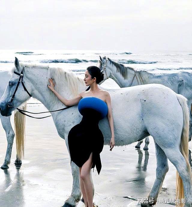 曝杨幂海边VOGUE封面！低饱和妆容加盘发多套妆造呈现不同风格(图4)