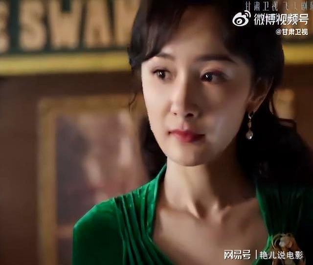 曝杨幂海边VOGUE封面！低饱和妆容加盘发多套妆造呈现不同风格(图5)