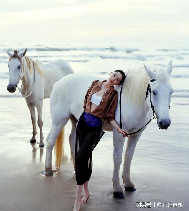 曝杨幂海边VOGUE封面！低饱和妆容加盘发多套妆造呈现不同风格(图3)