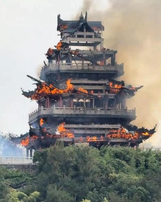 “南朝四百八十寺之一”张家港永庆寺起火!当地文旅局:失火主体文昌阁系2008年新建仿古建筑损失正在统计(图1)