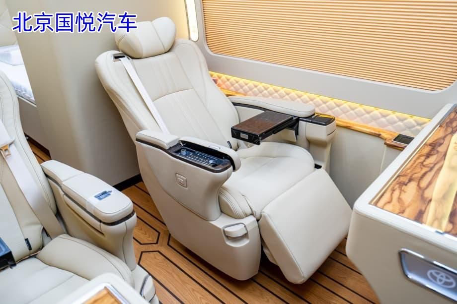 丰田考斯特7座房车新乡落地多少钱(图4)