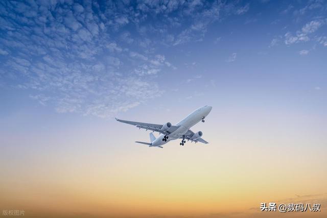 航班过道惊现“移动厕所”！家长纵容娃排便机组沉默刺痛全网(图1)