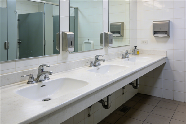 Kaiyun体育网站：为啥公共厕所的门下都要空一截？原因竟是……(图3)