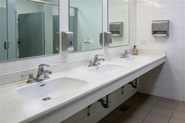 Kaiyun体育网站:为啥公共厕所的门下都要空一截?(图1)