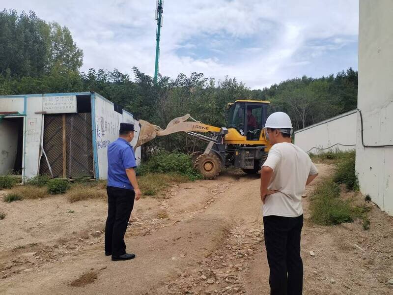 民呼我应解民忧青岛西海岸新区藏马镇综合执法中队拆除扰民临厕获点赞(图2)