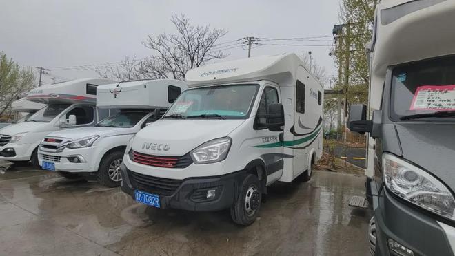 国产房车里的绝版布局？厕所空间特别大开了3万多公里打五折(图1)