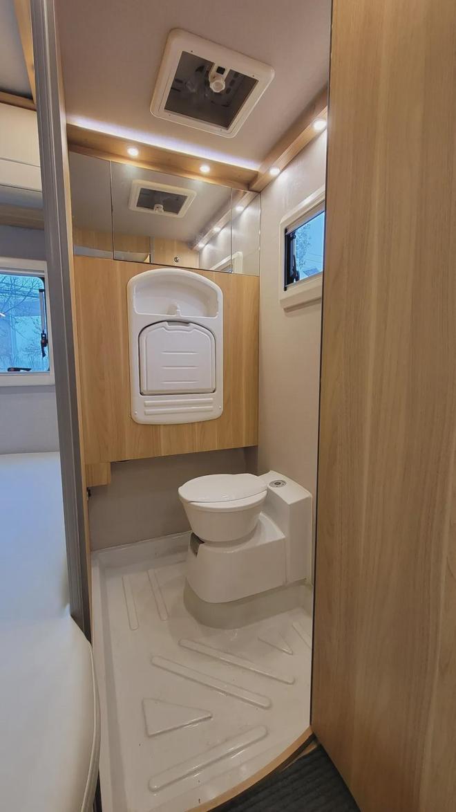 国产房车里的绝版布局？厕所空间特别大开了3万多公里打五折(图8)