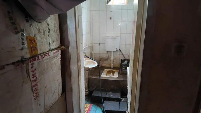 记者帮忙营业房成夜市共用厕所？！居民：太味儿！(图2)