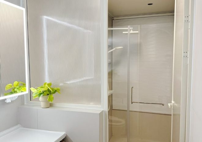 卫生间别做传统淋浴门了看看年轻人的做法别等装完砸了重装(图1)