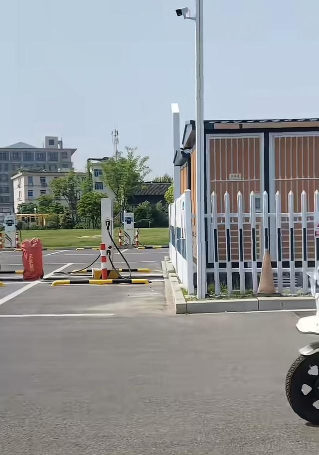 停车场公厕上锁女子吐槽：难不成是怕别人来“偷屎”？镇政府：属于施工方临时移动厕所(图3)