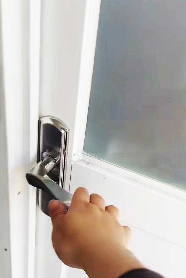 停车场公厕上锁女子吐槽：难不成是怕别人来“偷屎”？镇政府：属于施工方临时移动厕所(图2)