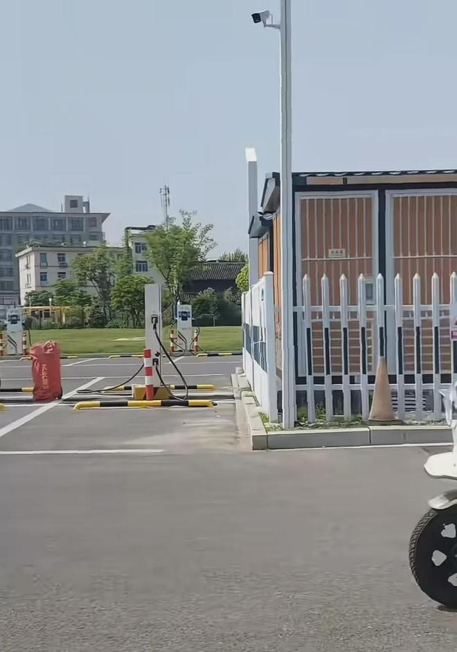 Kaiyun体育网站：网友吐槽杭州一停车场公厕设施齐全却被人为锁死镇政府：属施工方临时厕所将由项目方结合实际情况自主评估是否对外开放(图3)